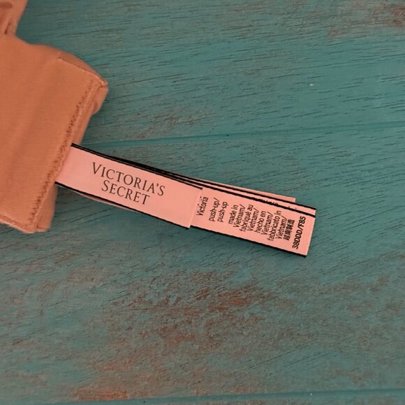 Victorias Secret Body by Victoria Push-Up Bra Nude 38DDD - Picture 2 of 4